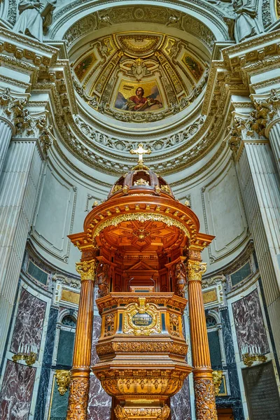 Berlim Alemanha Juky 2019 Púlpito Madeira Ouro Ornamentado Catedral Berlim — Fotografia de Stock