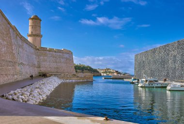 Marsilya, Fransa - 2 Kasım 2019: Ol Limanı 'ndaki Saint Jean Kalesi manzarası