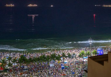 Rio De Janeiro, Brezilya - 1 Ocak 2023: Brezilyalı ve turistlerden oluşan bir kalabalık Copacbana plajında yıl sonu havai fişeklerini izliyor