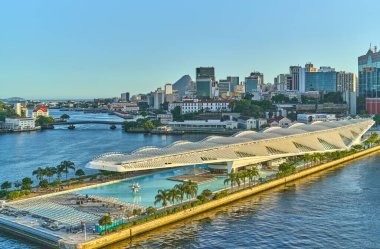 Rio De Janeiro, Brezilya - 2 Ocak 2023: Önplanda Yarının Müzesi ile denizden görülen şehir