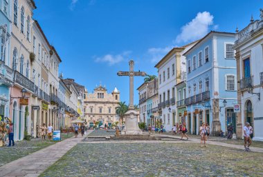 Salvador de Bahia, Brezilya - 6 Ocak 2023: St. Francisco Meydanı 'ndaki insanlar