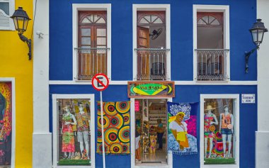 Salvador de Bahia, Brezilya - 6 Ocak 2023: Eski kasaba, Pelourinho bölgesindeki geleneksel dükkanlar