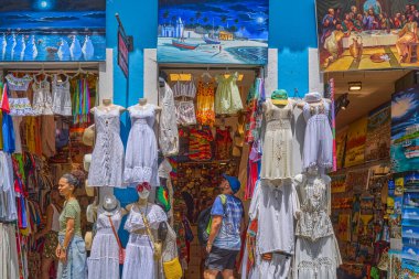 Salvador de Bahia, Brezilya - 6 Ocak 2023: Eski kasaba, Pelourinho bölgesindeki geleneksel dükkanlar