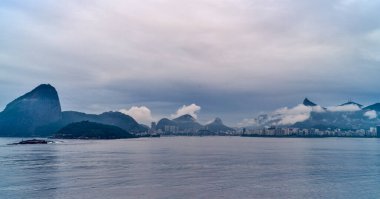 Brezilya, Rio De Janeiro, Rio 'nun ünlü körfezinin panoraması şafağın ilk ışıklarıyla denizden görüldü.