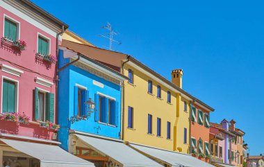 Caorle, İtalya - 3 Eylül 2020: Eski kasabanın tipik renkli evleri ve dükkanları
