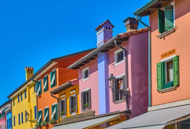 Caorle, İtalya, tipik renkli evlerin ve eski kasabanın dükkanlarının ayrıntıları