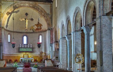 Caorle, İtalya - 3 Eylül 2020: Roma tarzı Aziz Stephen Katedrali (Duomo di Santo Stefano))
