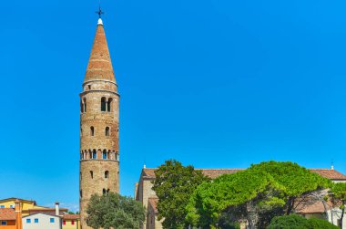 Caorle, İtalya, Roma tarzı St. Stephen Katedrali 'nin silindirik çan kulesi (Duomo di Santo Stefano)