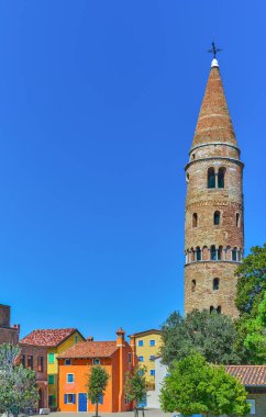 Caorle, İtalya, Roma tarzı St. Stephen Katedrali 'nin silindirik çan kulesi (Duomo di Santo Stefano)