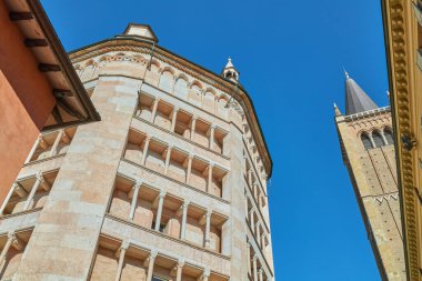 Parma, İtalya, Lombard Romanesk tarzı pembe mermerin sekizgen Baptisterisi ve Katedral çan kulesi manzarası