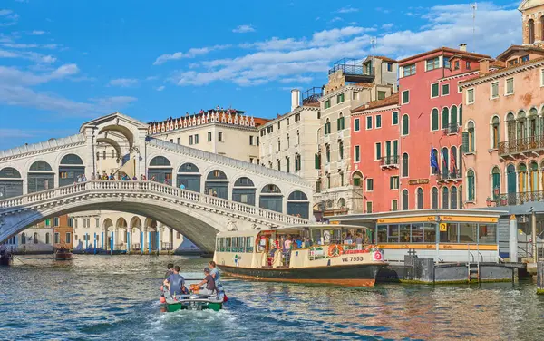Venice Italy September 2020 Typical Boats Tourists Grand Canal Rialto — Stock Photo, Image
