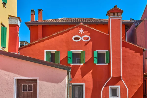 カオル イタリア 古い町の典型的なカラフルな家やショップの脱出 — ストック写真