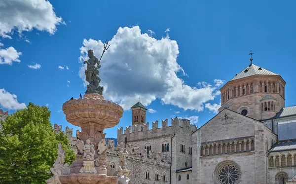 トレント イタリア 古い町 海王星の噴水とのデュオモ広場の眺め プラトリア宮殿とサンヴィニオ大聖堂 — ストック写真