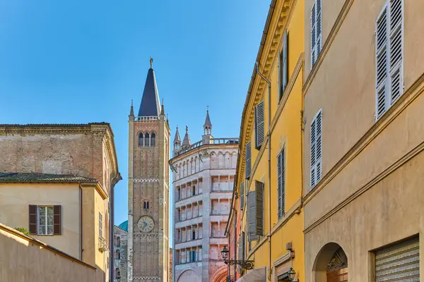 意大利帕尔马 大教堂钟楼和从老城区小巷看到的八角形浸信会教堂 — 图库照片