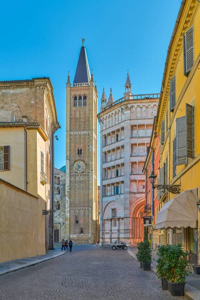 イタリア パルマ 2020年2月11日 旧市街の路地から見た大聖堂の鐘楼と八角形のバプテリー — ストック写真