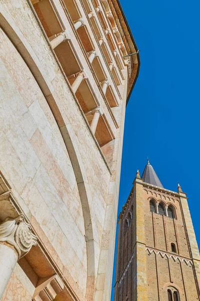意大利帕尔马 伦巴第罗曼式粉红大理石八角形浸信会和大教堂钟楼的上观 — 图库照片