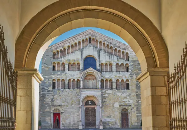 Parma Italien Katedralens Fasad Sedd Från Ingången Till Arcivescovados Palats — Stockfoto