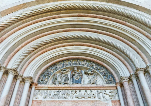 Parma Italië Beelden Boven Hoofdingang Van Het Achthoekige Baptisterium — Stockfoto