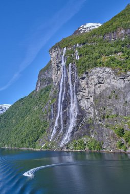 Norveç, Geireanger Fjiord 'un muhteşem doğal manzarası, ünlü Seven Sisters şelalesinin Wiew' ı.