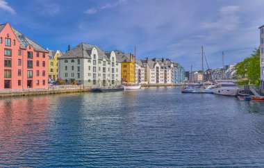 Alesund, Norveç, iç liman kanalı manzaralı geleneksel uzun renkli evler