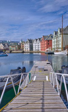 Alesund, Norveç, iç liman kanalı manzaralı geleneksel uzun renkli evler