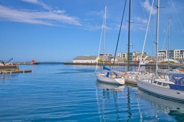 Alesund, Norveç, yat limanında yelkenli.