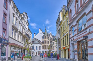 Alesund, Norveç - 8 Haziran 2022: Eski kentin alışveriş alanındaki turistler ve yerel halk