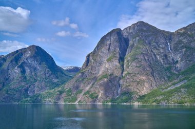 Sognefijorden, Norveç, fiyordun muhteşem kayalık dağlarının manzarası