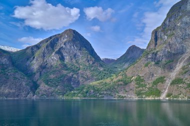 Sognefijorden, Norveç, fiyordun muhteşem kayalık dağlarının manzarası