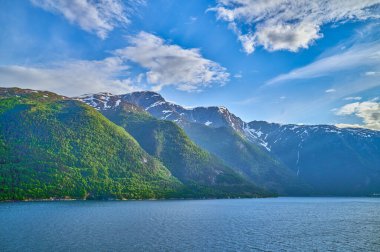 Sognefijorden, Norveç, fiyordun muhteşem kayalık dağlarının manzarası