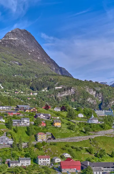 Νορβηγία Υπέροχο Φυσικό Τοπίο Του Φιόρδ Geireanger Θέα Του Χωριού — Φωτογραφία Αρχείου