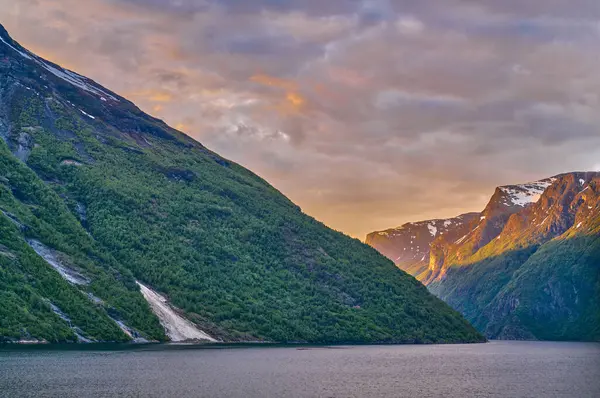 Νορβηγία Ηλιοβασίλεμα Πάνω Από Υπέροχο Φυσικό Τοπίο Του Φιόρδ Geireanger — Φωτογραφία Αρχείου
