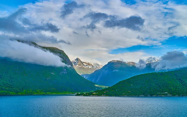 Sognefijorden Noorwegen Uitzicht Spectaculaire Rotsachtige Bergen Van Fjiord — Stockfoto