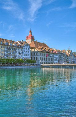 Lucerne, İsviçre - 13 Temmuz 2022: Reuss Nehri kıyısındaki eski kasabanın evleri