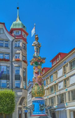 Lucerne, İsviçre, Chape Meydanı 'nda asker heykeli olan Fritschi çeşmesi.