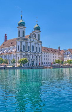 Lucerne, İsviçre - 13 Temmuz 2022 Reuss Nehri üzerindeki Cizvit Kilisesi