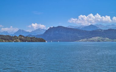 Lucerne, İsviçre, arka planda Alp dağları olan Lucern Gölü 'nün panoramik manzarası.