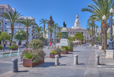 Cadiz, İspanya - 31 Temmuz 2022: Liberal İspanyol siyasetçi Sigismundo Moret 'in anısına dikilen hisorik meydan San Juan De Dios
