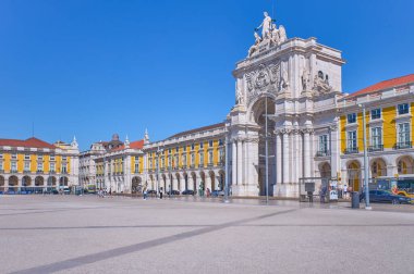 Lizbon, Portekiz - 1 Ağustos 2022: İkonik Rua Augusta Zafer Kemeri ile ticaret meydanı (Ptaca do Comercio)