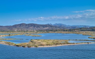 İtalya, Sardunya adası, Olbia körfezindeki deniz lagünü manzarası.