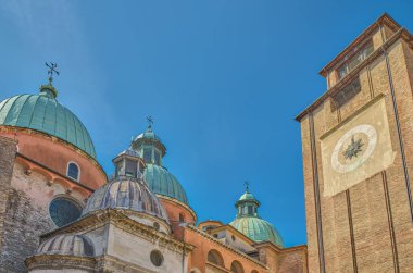 Treviso, İtalya, yukarı doğru kubbe manzarası ve Aziz Peter katedralinin çan kulesi