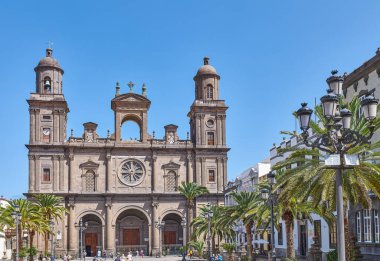 Las Palmas, Gran Canaria, İspanya - 16 Mart 2023: Santa Ana Katedrali cephe ve çan kuleleri