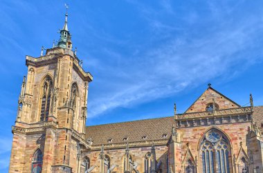 Colmar, Fransa, St. Martin Kolej Kilisesi 'nin çan kulesiyle yan geçit.