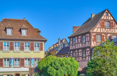 Colmar, Fransa, eski kasabanın renkli yarı ahşap evi.