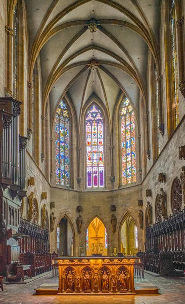 Colmar, Fransa - 21 Eylül 2022: St. Martin Kolej Kilisesi 'nin mihrap ve ahşap korosu