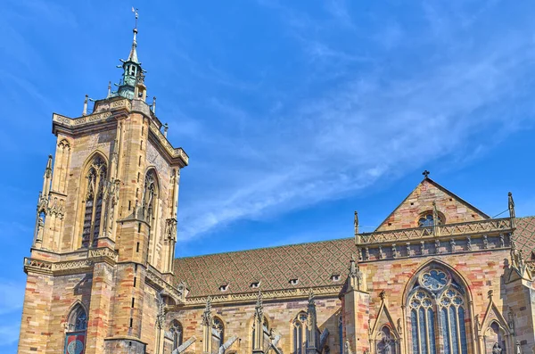 Colmar, Fransa, St. Martin Kolej Kilisesi 'nin çan kulesiyle yan geçit.