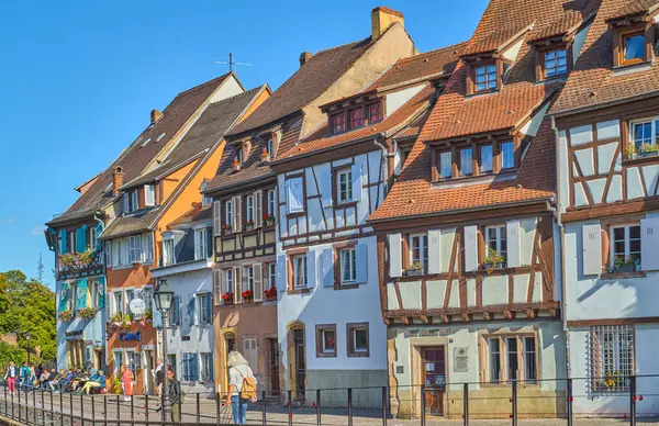 Colmar, Fransa - 21 Eylül 2022: Küçük Venedik bölgesi, renkli antik evlerin önündeki turistler, eski balıkçı evleri, Lauch nehri kıyısındaki.