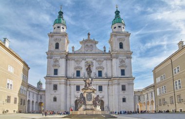 Salzburg, Avusturya - 5 Ekim 2022: St. Rupert an St Vergilius 'a adanmış Salzburgher Dom (Salzburg Katedrali) cephesi)