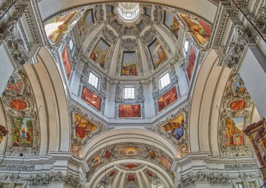 Salzburg, Avusturya - 5 Ekim 2022: Salzburgher Dom (Salzburg Katedrali St Rupert an St Vergilius 'a ithaf edilmiştir.)