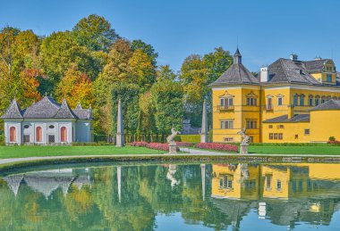 Salzburg, Avusturya - 6 Ekim 2022 Hellbrunn Sarayı 'nın park ve göletleri